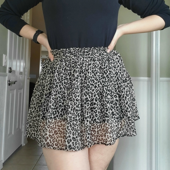 H&M Dresses & Skirts - 🌿 H&M Flowy Leopard Skirt